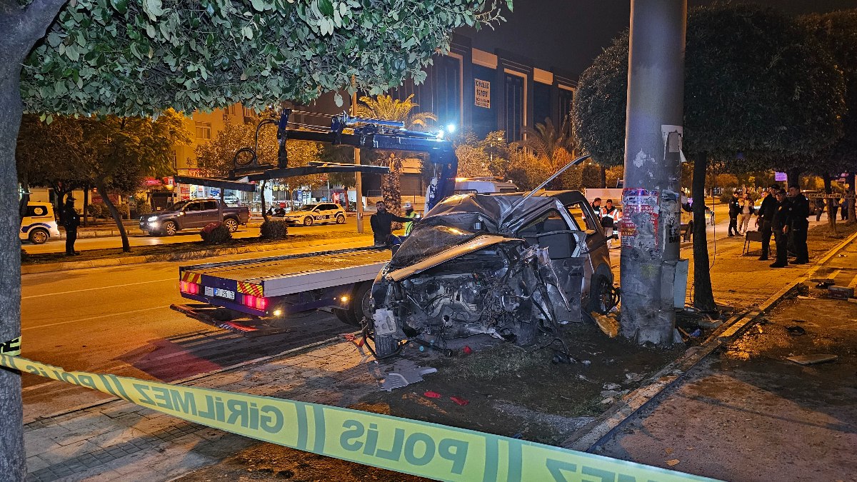 Adana'da tabela direğine çarpan hafif ticari aracın sürücüsü öldü