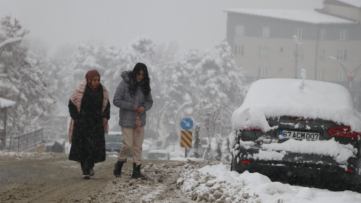 Hakkari kar yağışına teslim oldu