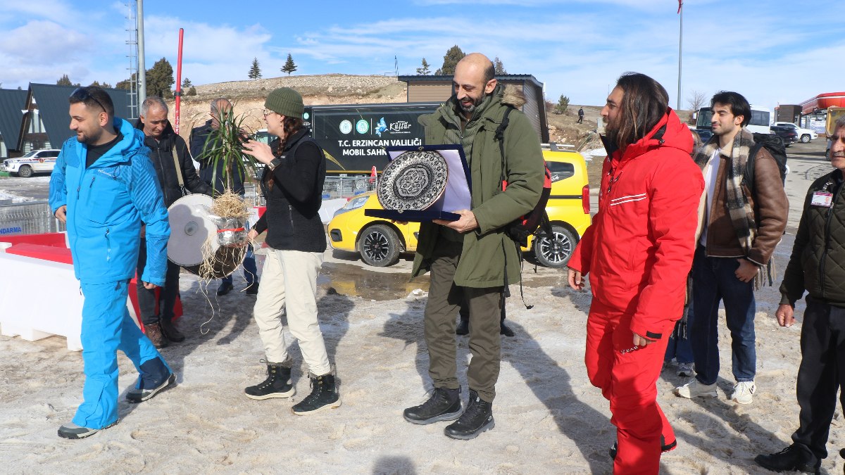 Erzincan'da kayak merkezine gelen İngiliz turistlere davullu zurnalı karşılama