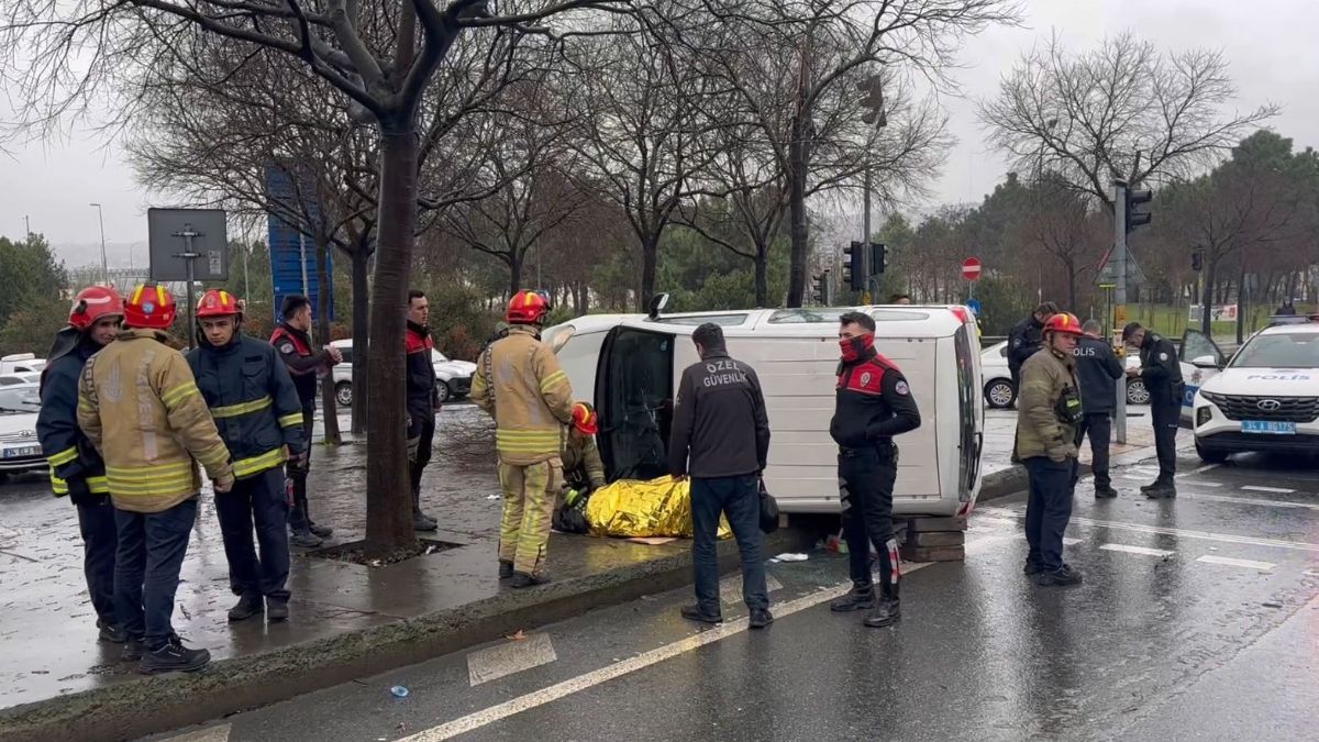 İstanbul’da polis aracı ile ticari otomobil kafa kafaya çarpıştı