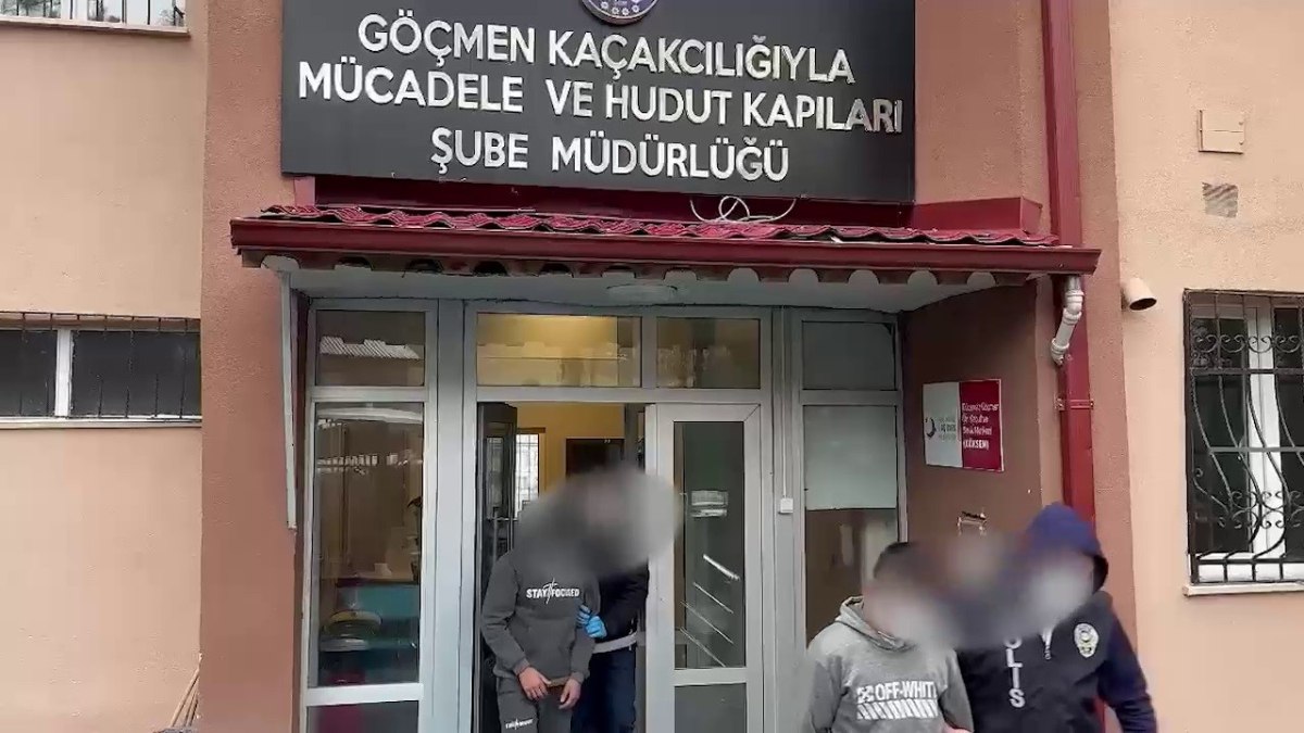 Sivas'ta tırın dorsesinden 26 kaçak göçmen çıktı