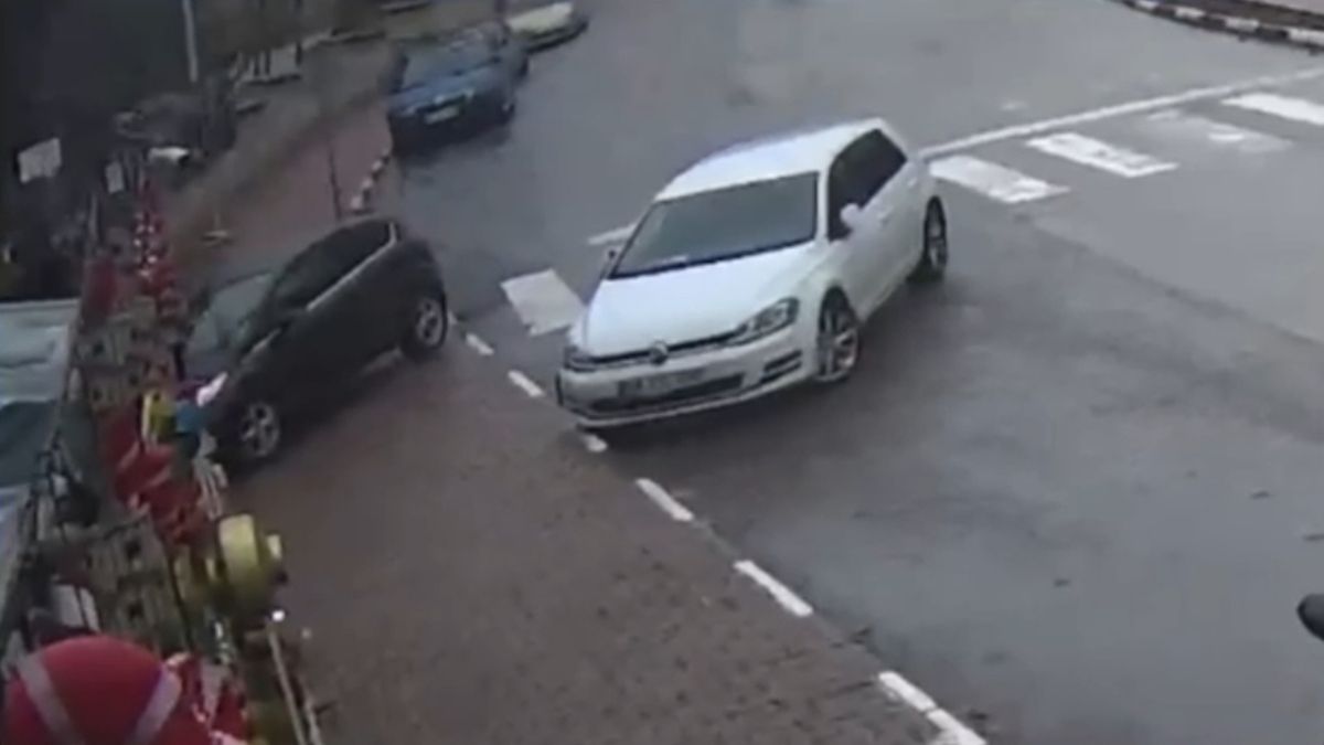 Karabük’te frenleri tutmayan otomobil restoran bahçesine çarptı