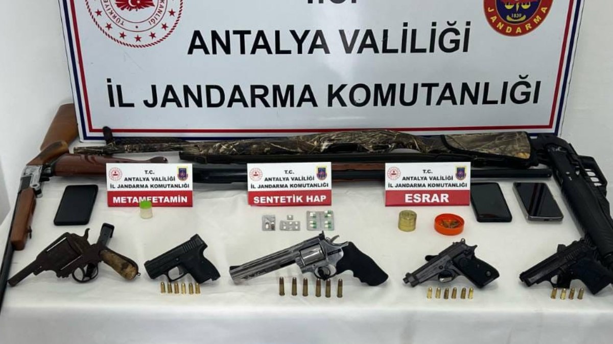 Antalya’da jandarma operasyonu! Ruhsatsız tabanca ve uyuşturucu yakaladı