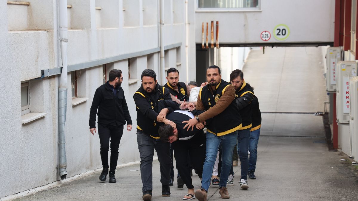 Adana’da kalaşnikofla kuyumcu soydular: 7 tutuklama Adana’da kalaşnikofla kuyumcu soydular: 7 tutuklama
