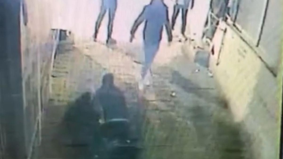 İstanbul’da polise saldırarak elini çatlattılar