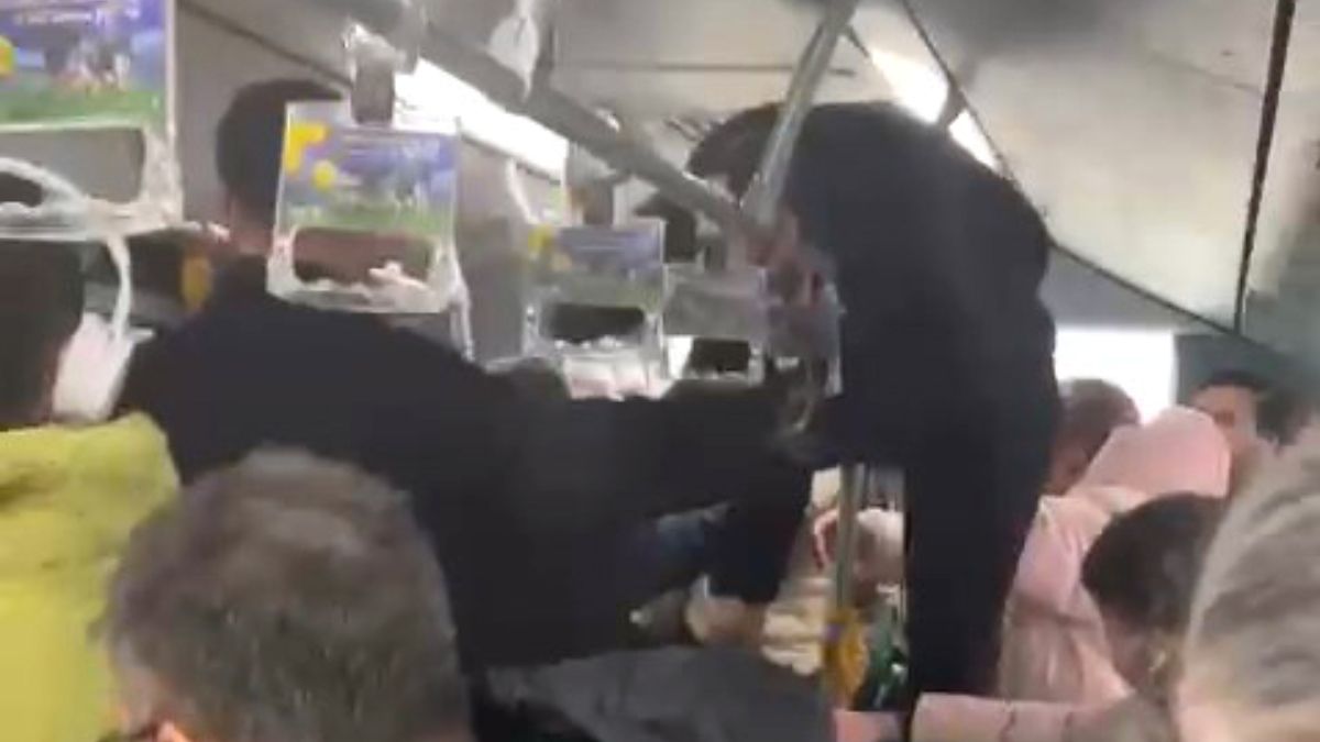 İstanbul’da metrobüste boş koltuk kavgasında yumruklar konuştu