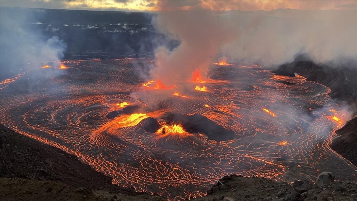 Hawaii'de küçük çocuk yanardağa düşmekten son anda kurtarıldı