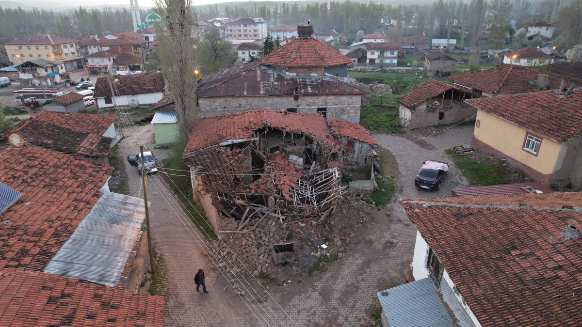 Tokat'ta 5.6'lık depremin merkez üssü Buğdaylı köyünde yaralar sarılıyor