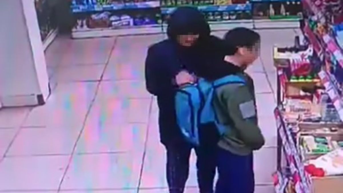 Elazığ’da çaldığı malzemeleri çocuğun sırt çantasına doldurdu Elazığ’da çaldığı malzemeleri çocuğun sırt çantasına doldurdu