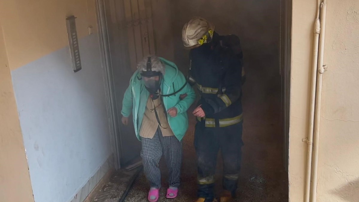 Antalya'da itfaiye erinden takdirlik hareket: Yaşlı kadına nefes oldu