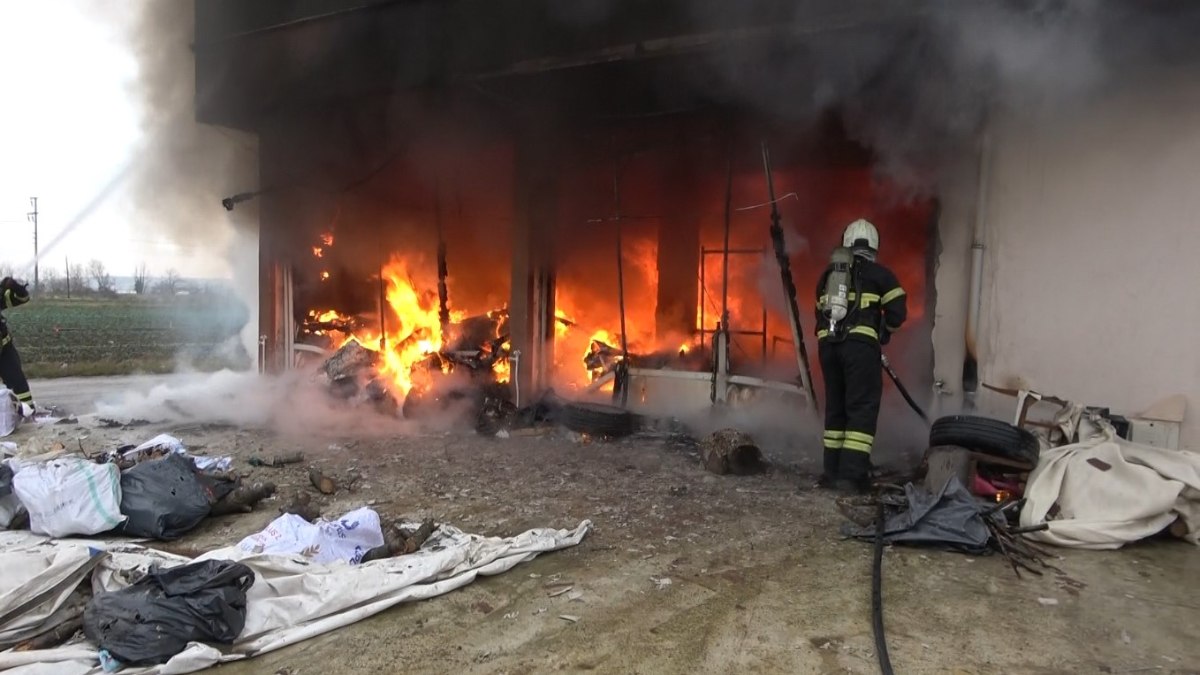 Samsun'da tekstil atölyesi alevlere teslim oldu