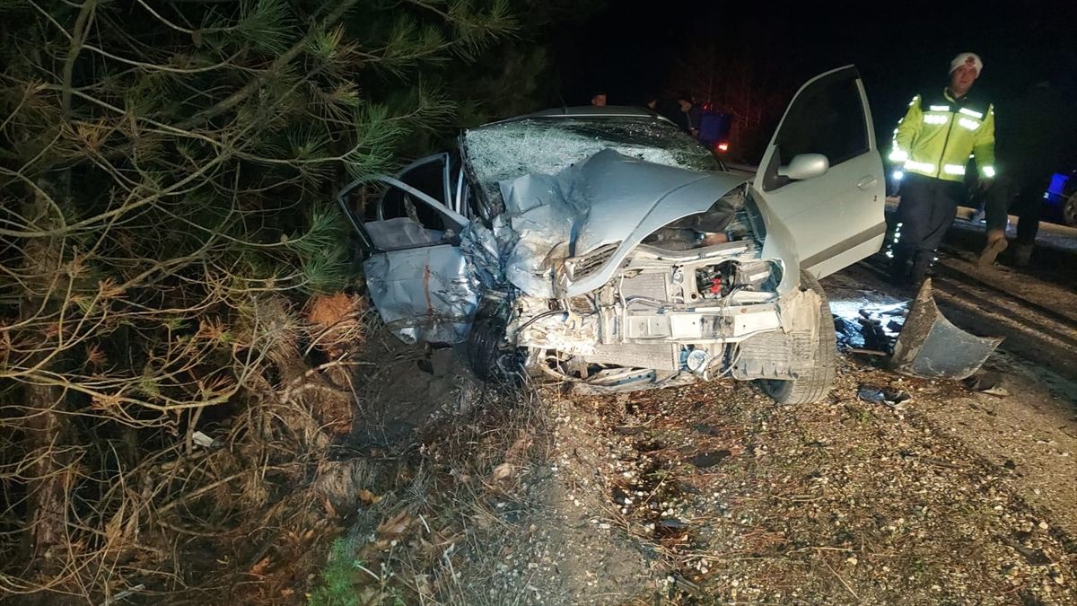 Çanakkale’de otomobil ile hafif ticari araç çarpıştı: 1 ölü Çanakkale’de otomobil ile hafif ticari araç çarpıştı: 1 ölü