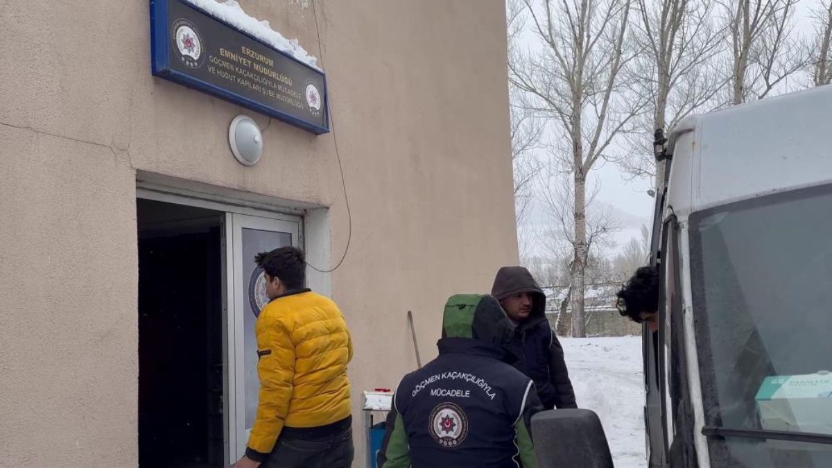 Erzurum’da kamyonetin kasasına gizlenmiş bölümde kaçak göçmenler yakalandı