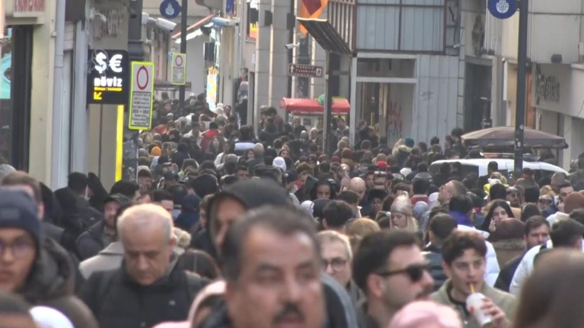 Yeni yıla saatler kala İstiklal Caddesi'nde yoğunluk