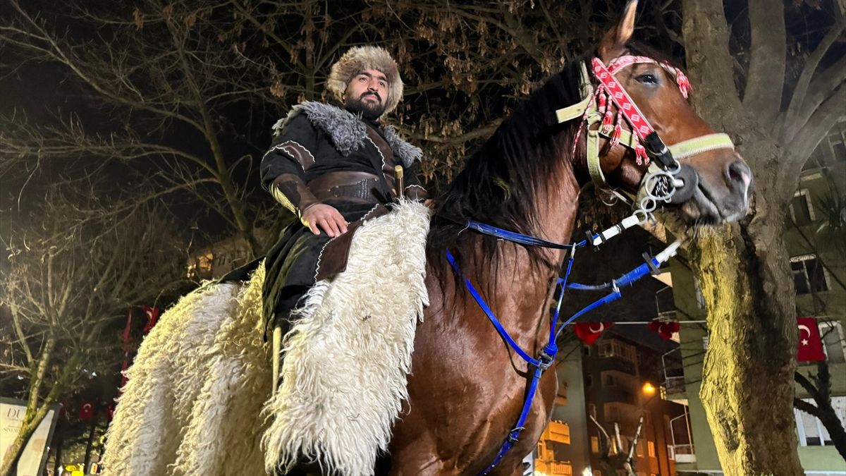 Kocaeli’de bir vatandaş yeni yıl kutlamalarına atıyla katıldı