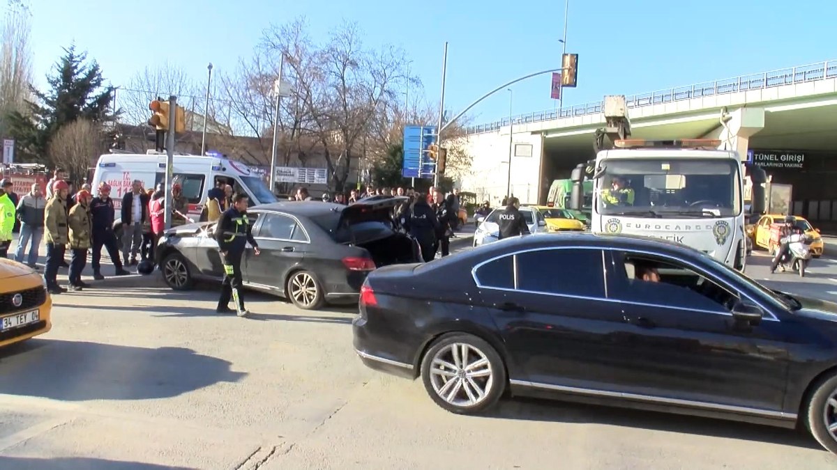 İstanbul Şişli'de ters yöne girip motosikletliye çarpan sürücü yakınları gelene kadar aracından inmedi