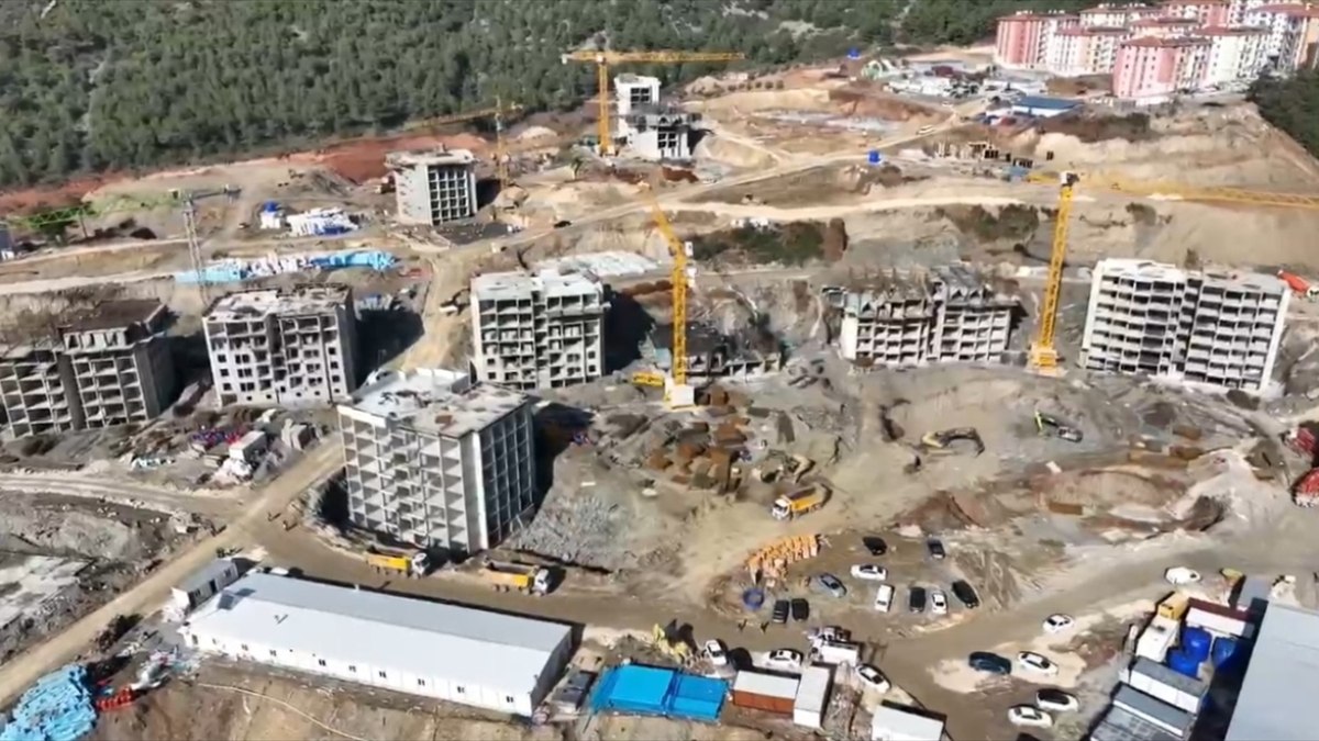 Hatay'ın Belen ilçesinde yeni deprem konutları yükseliyor