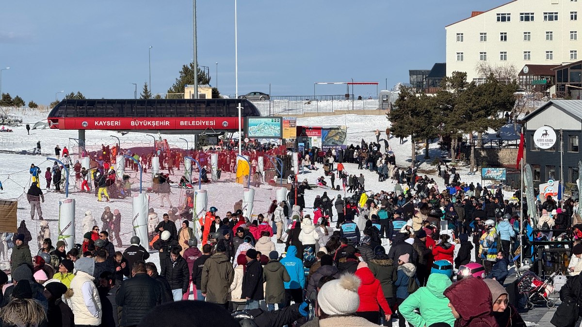 Erciyes Kayak Merkezi'ne yeni yılın ilk gününde ziyaretçi akını