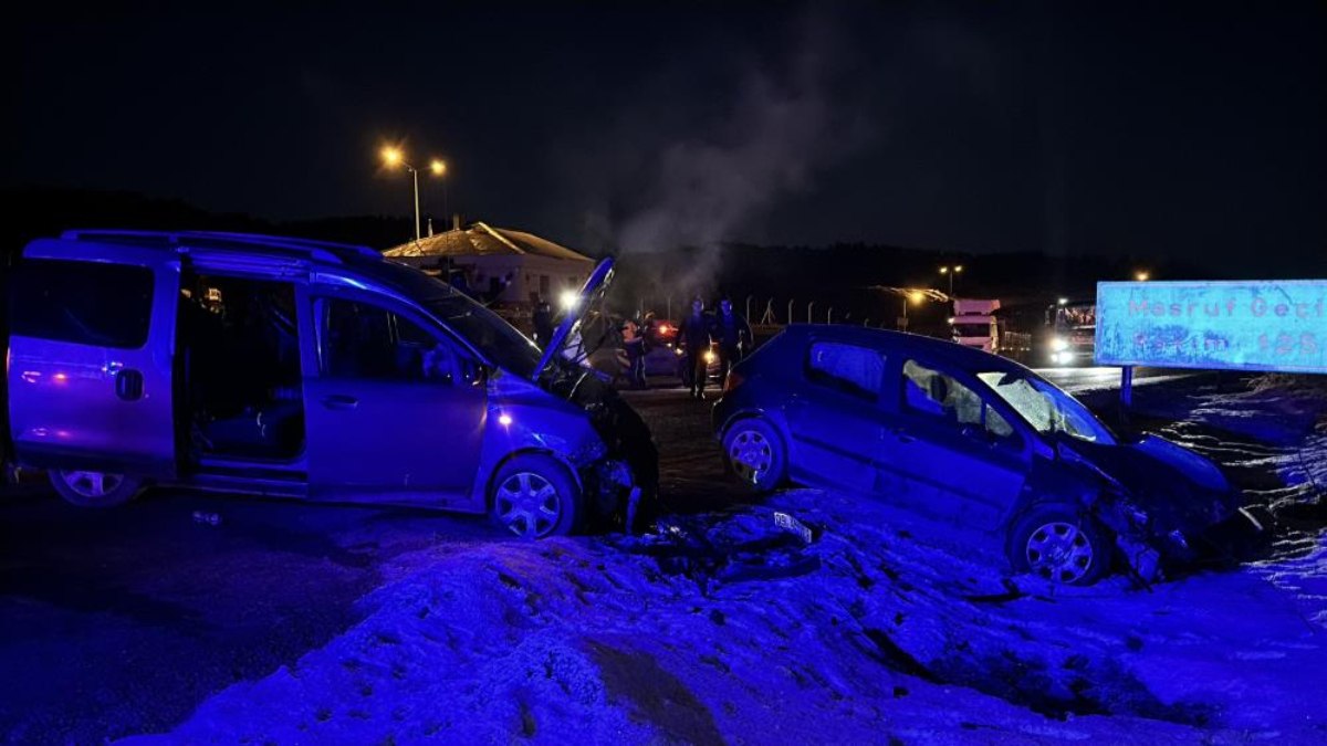 Kastamonu'da otomobil ile hafif ticari araç çarpıştı: 3’ü çocuk 6 yaralı