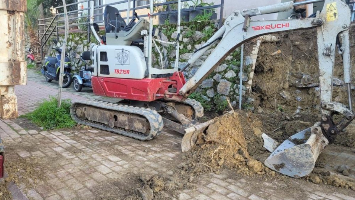 Antalya'da ağaç budarken fenalaşan adam hayatını kaybetti