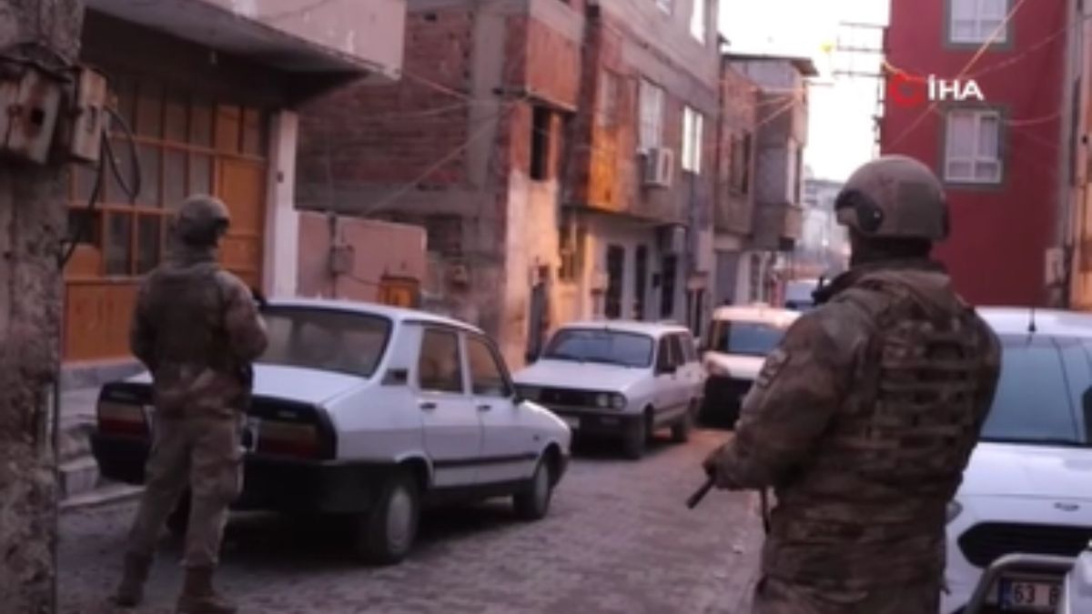 17 ilde Gürz-35 operasyonları: 42 şüpheli gözaltına alındı 17 ilde Gürz-35 operasyonları: 42 şüpheli gözaltına alındı