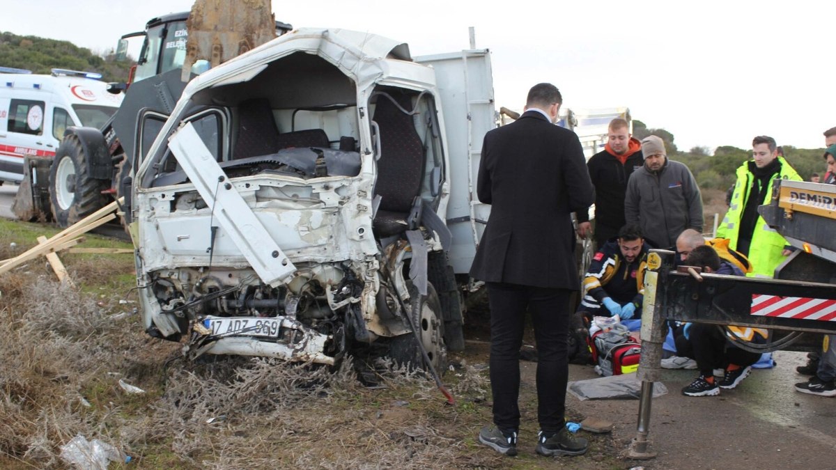 Çanakkale'de 2 kamyonet çarpıştı: Ölü ve yaralılar var