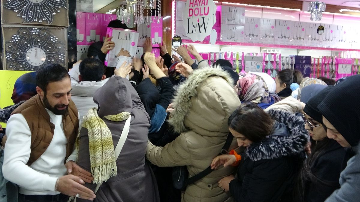 Van’da uygun fiyatı duyanlar AVM açılışına akın etti