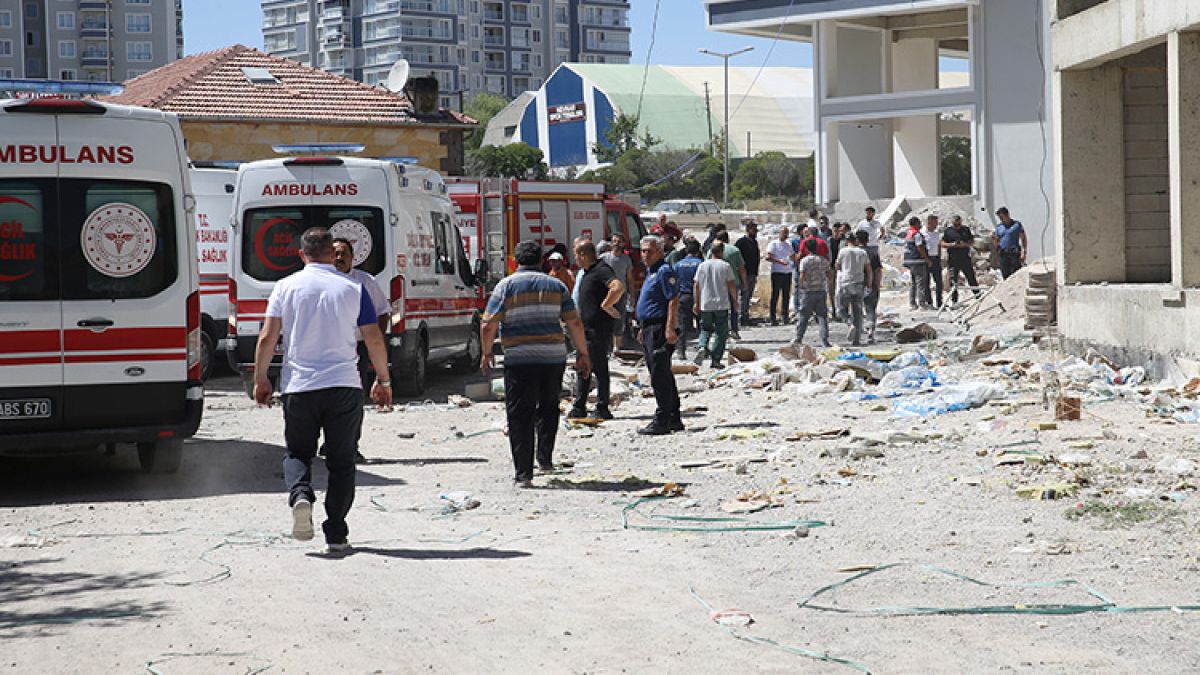 Denizli’de tamirat sırasında çatıdan düşen inşaat işçisi yaralandı