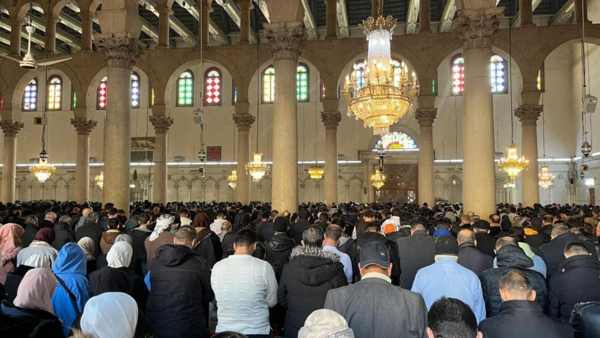 Emevi Camii’nde cuma namazı yoğunluğu Emevi Camii’nde cuma namazı yoğunluğu