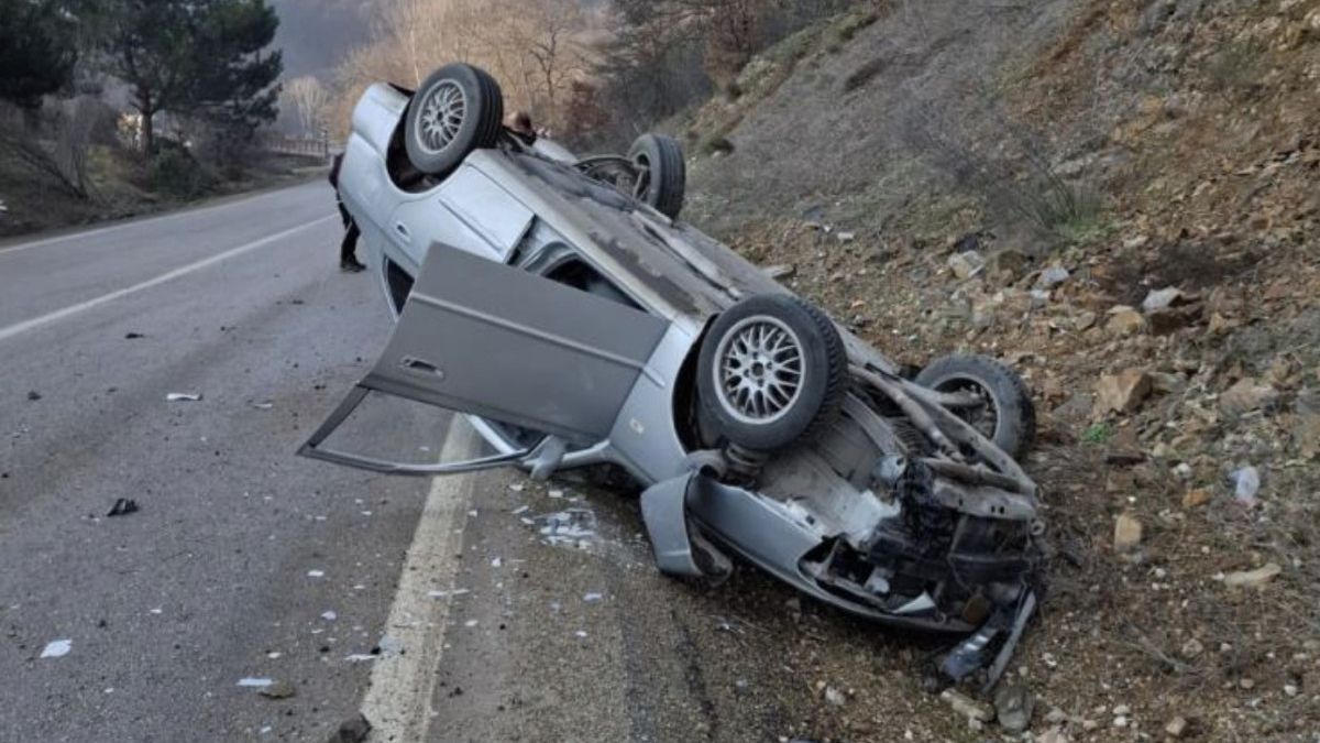 Bolu'da gizli buzlanma nedeniyle kontrolden çıkan otomobil tepetaklak oldu