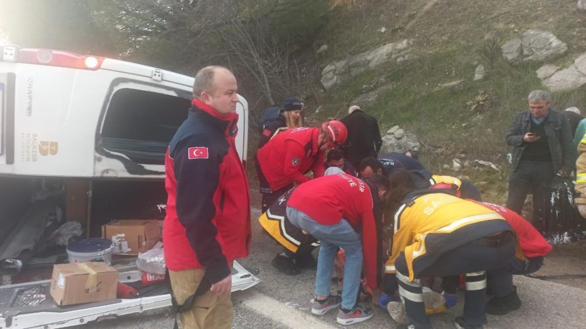 Balıkesir’de yolcu minibüsü ile otomobil çarpıştı: 2 ölü 18 yaralı