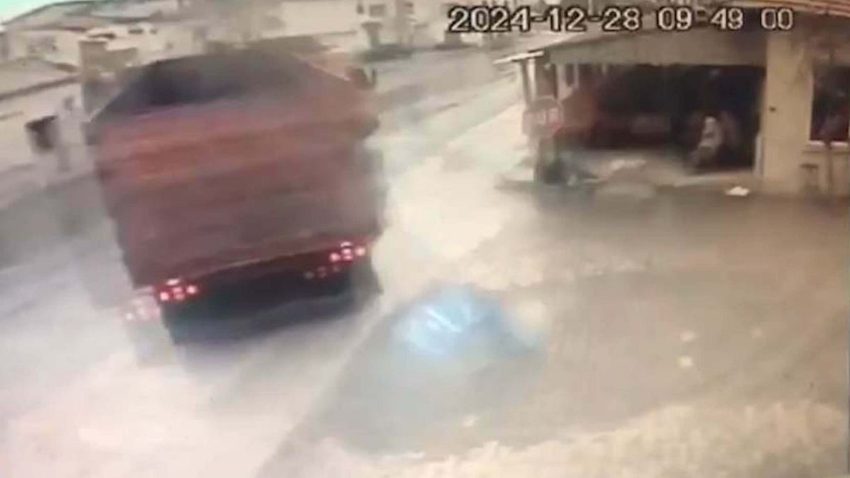 İzmir’de kayan tır, kahvehaneyi teğet geçti