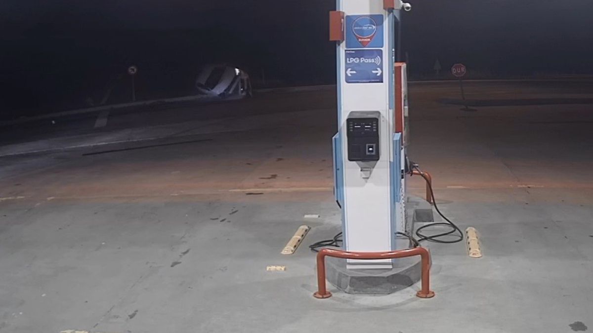 Tekirdağ’da otomobil refüjdeki aydınlatma direklerini devirdi