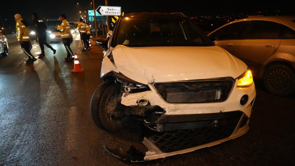 Kırıkkale'de otomobiller çarpıştı: 1'i çocuk 3 yaralı