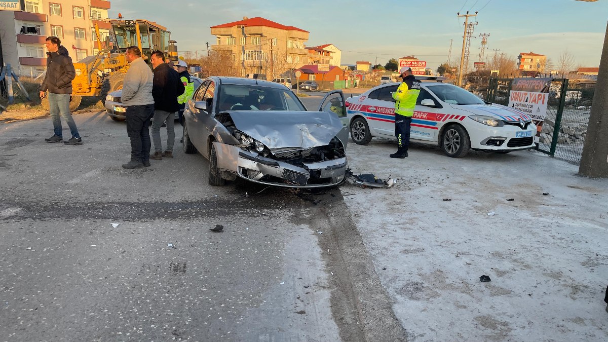 Tekirdağ'da iş makinesi taşıyan kamyon otomobille çarpıştı