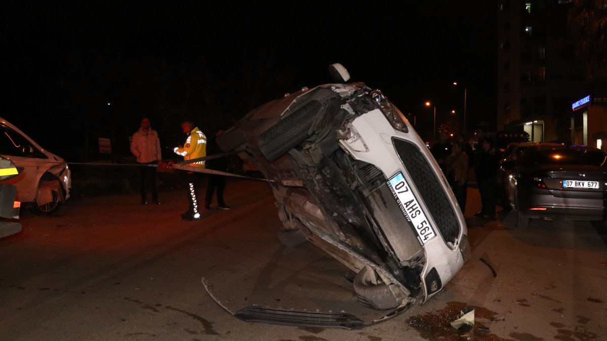 Antalya'da alkollü sürücü otomobiliyle park halindeki araçlara çarptı