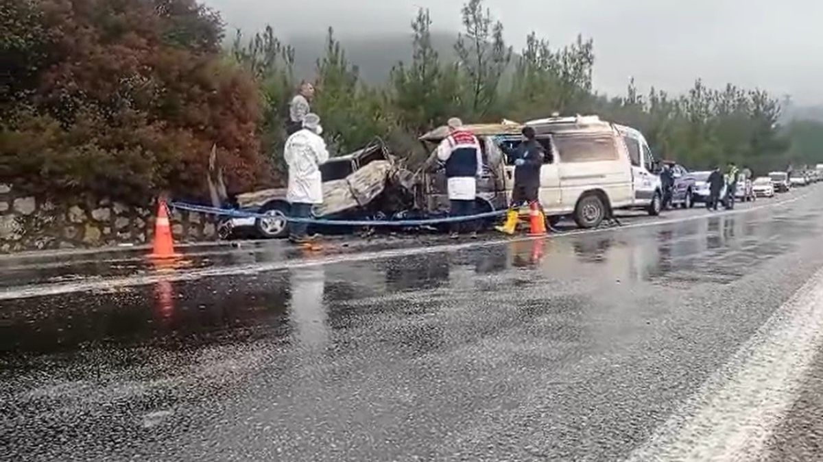 İzmir’de iki aracın çarpıştığı kazada bir kişi yanarak can verdi