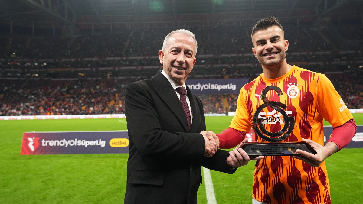 Galatasaray'dan Abdülkerim Bardakcı'ya plaket