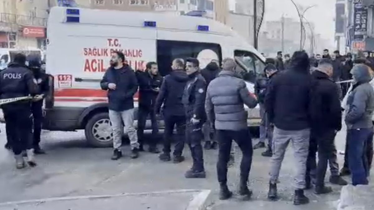 Hakkari’de bıçaklı kavga: 3 yaralı