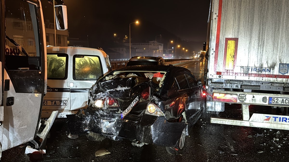 Samsun'da 8 aracın karıştığı zincirleme trafik kazasında 2 kişi yaralandı