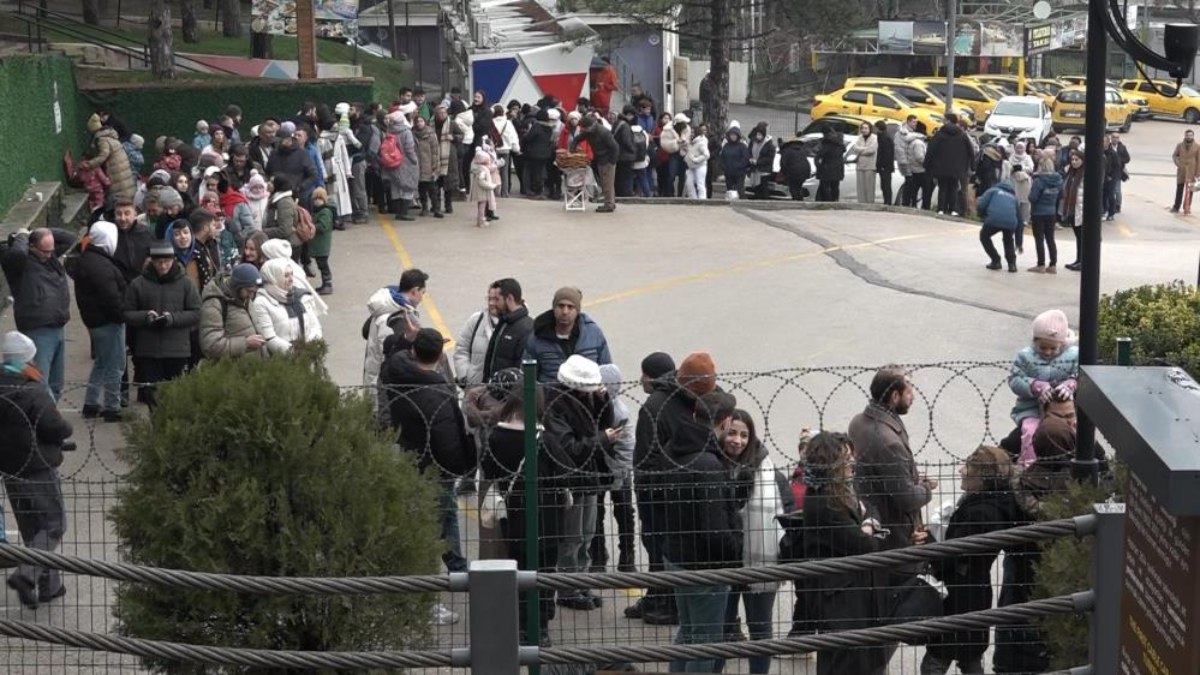 Bursa'da Uludağ’a çıkmak isteyenler metrelerce kuyruk oluşturdu