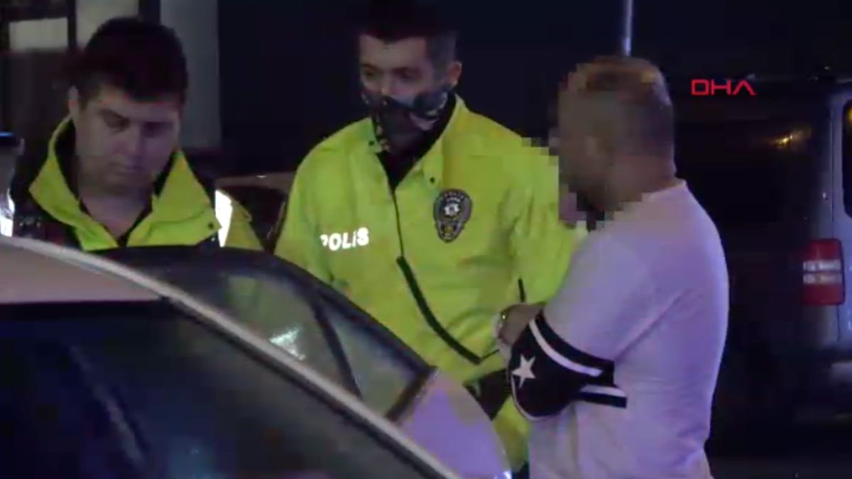 Antalya’da aracında hareketsiz yatan sürücü, kendisini uyandıranlara kızdı