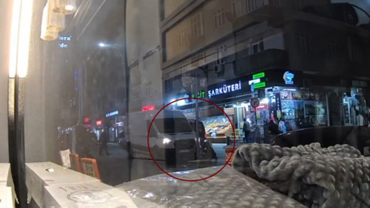 İstanbul Sultangazi'de iki arkadaşa minibüs çarptı