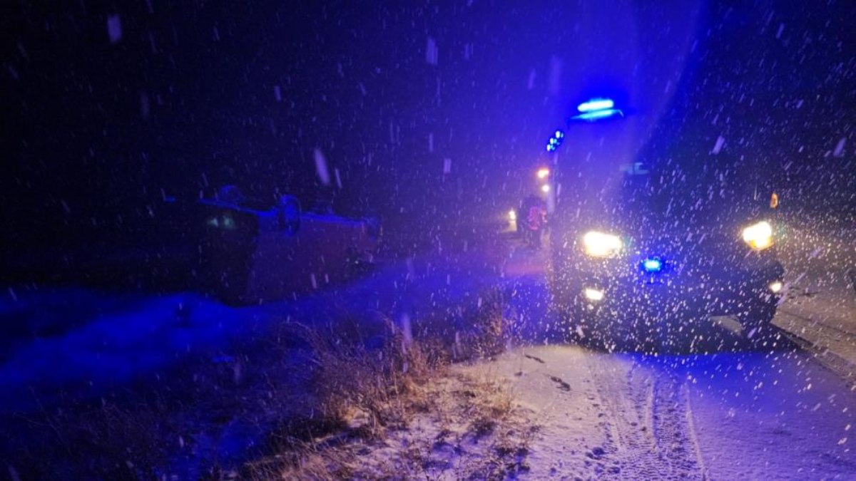 Bitlis'te minibüs takla attı: 3 kişi takla attı