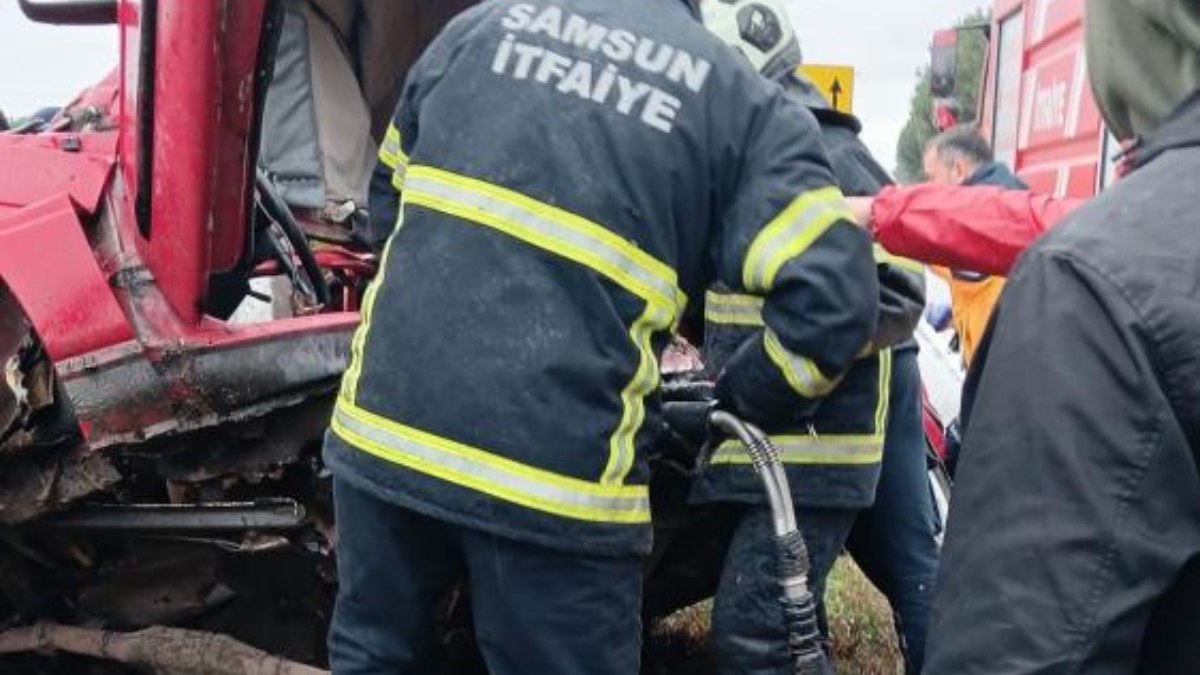 Samsun'da aydınlatma direğine çarpan araç hurdaya döndü