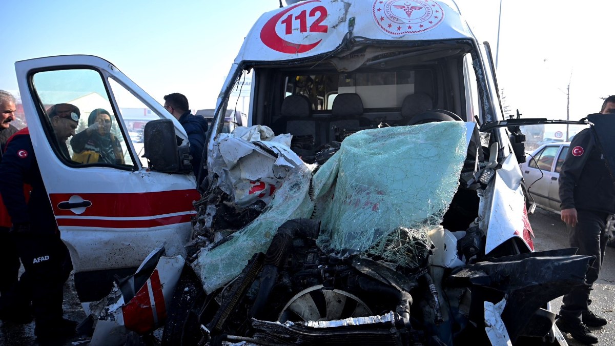 Erzurum'da zincirleme kaza: Sağlık çalışanları yaralandı