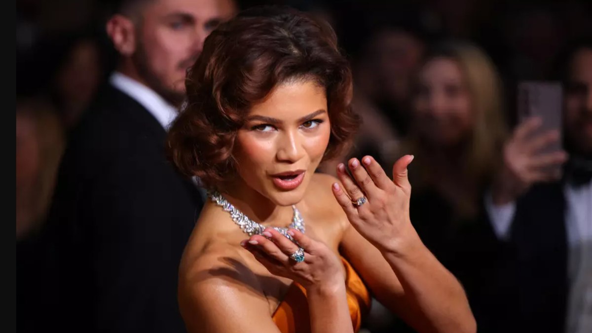 Zendaya, parmağındaki dev elmas yüzükle 2025 Altın Küre Ödülleri'ne katıldı