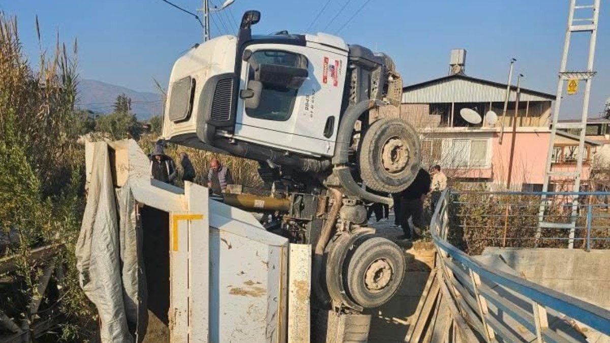 Hatay'da köprü çöktü, kamyon dereye düştü