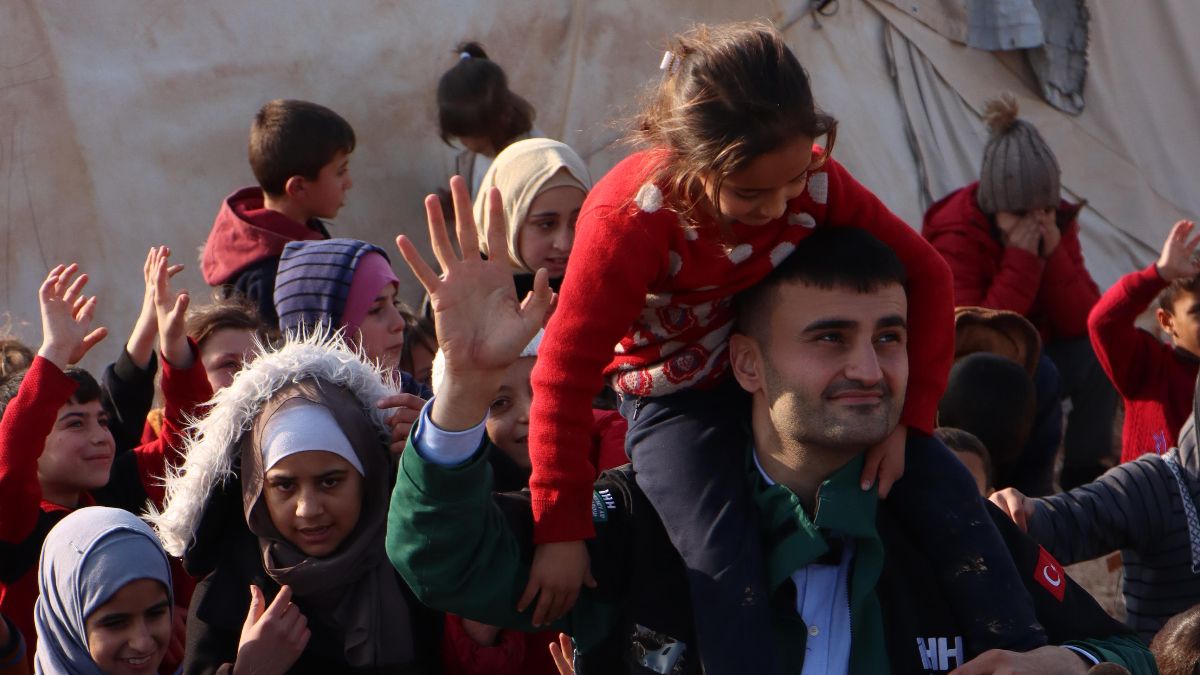 CZN Burak, Suriye’de gönüllere dokundu