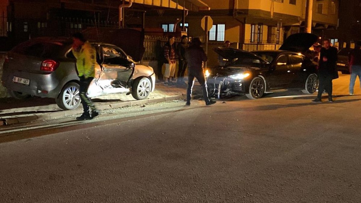 Bursa'da otomobillerin çarpıştığı kazada 3 kişi yaralandı